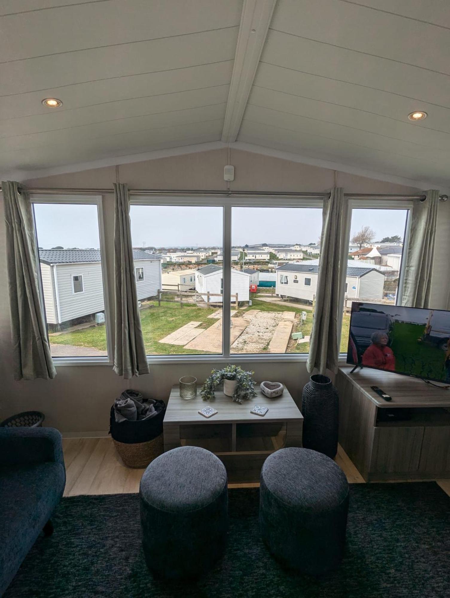 Beautifully Presented Dog Friendly Caravan On Very Popular Littlesea Holiday Haven Park Weymouth Wyke Regis Bagian luar foto